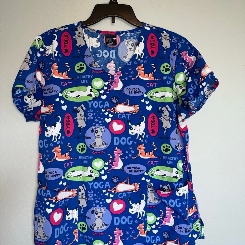 Zoe + Chloe Scrub Dog and Cat Top Size L